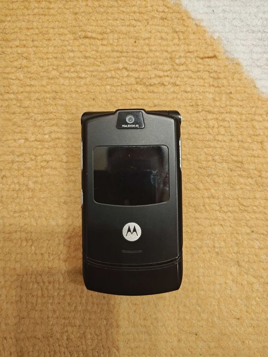 Motorola Razr V3 + zestaw oryginalnych akcesoriów