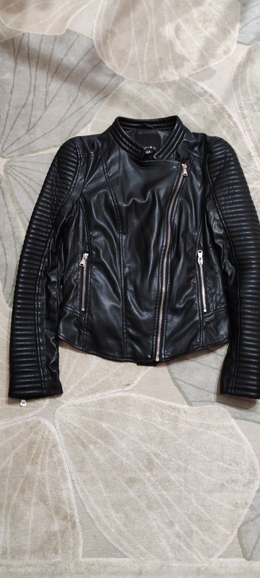 Куртка розмір М чорна