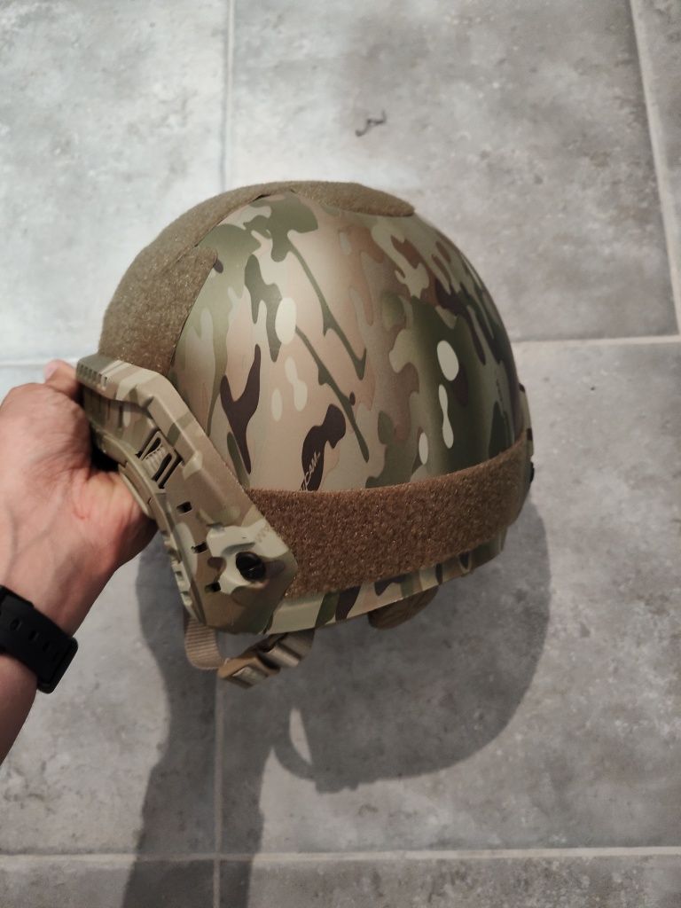 Kopia hełmu Fast w kamuflażu multicam ASG
