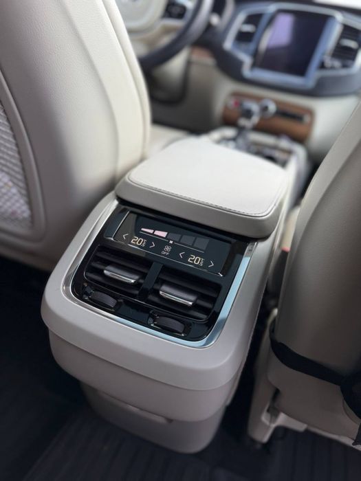 Автомобіль Volvo XC90 2015. 7 місний