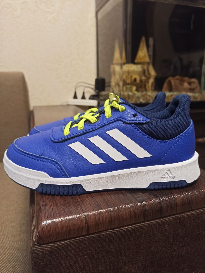 Оригінал ADIDAS кросівки для хлопчика, розмір 30.5 см, устілка 19.7 см