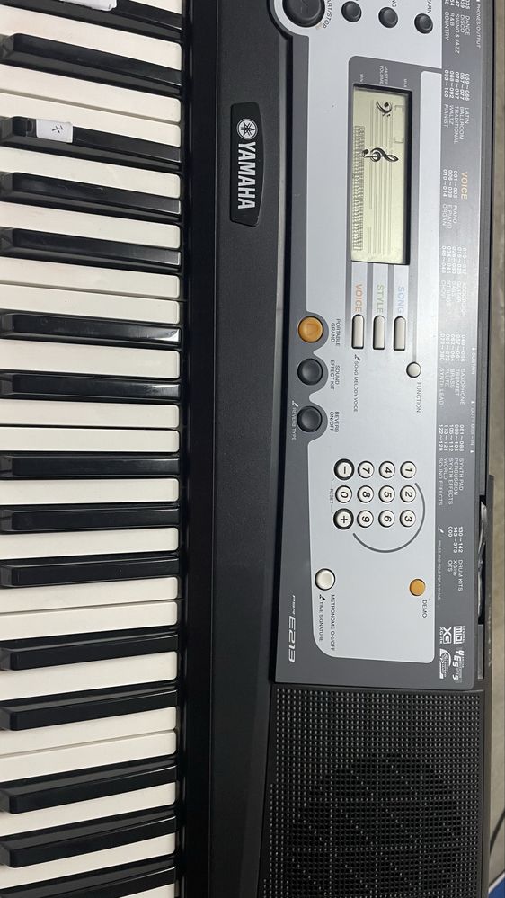 Piano portátil Yamaha E213