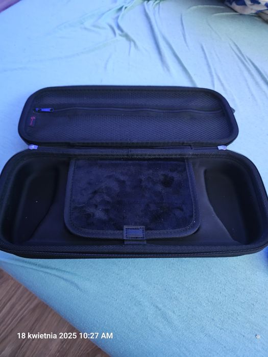 Playstation portal wraz z etui ochronnym.