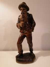 Stara ręcznie wykonana drewniana figurka mężczyzny z fajka