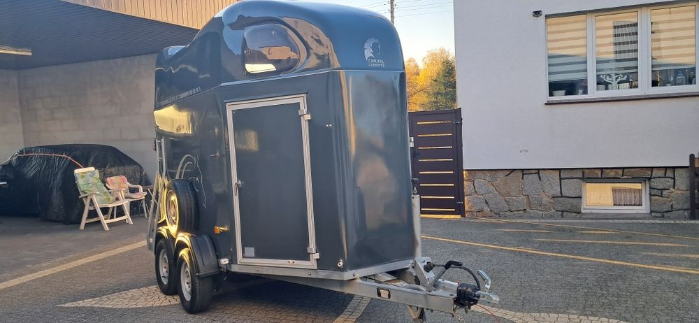 Przyczepa do przewozu dwóch koni