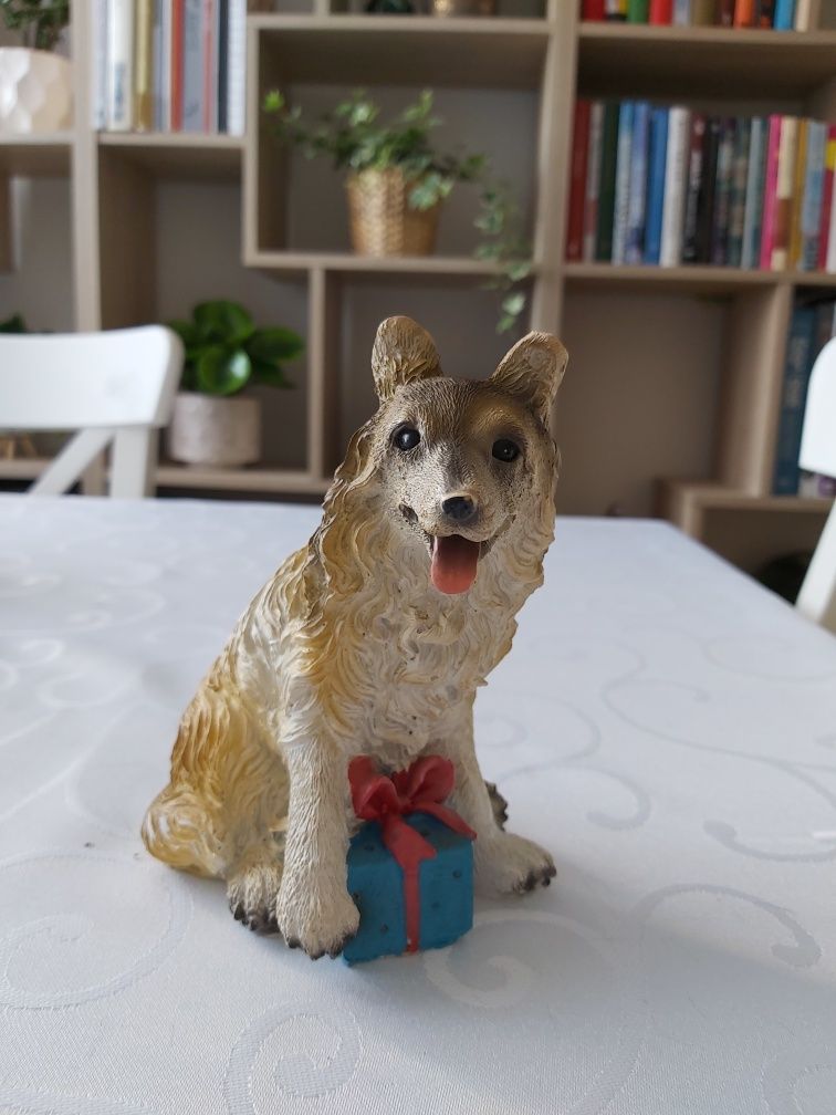 Figurka pies z prezentem ozdoba do postawienia siedzący