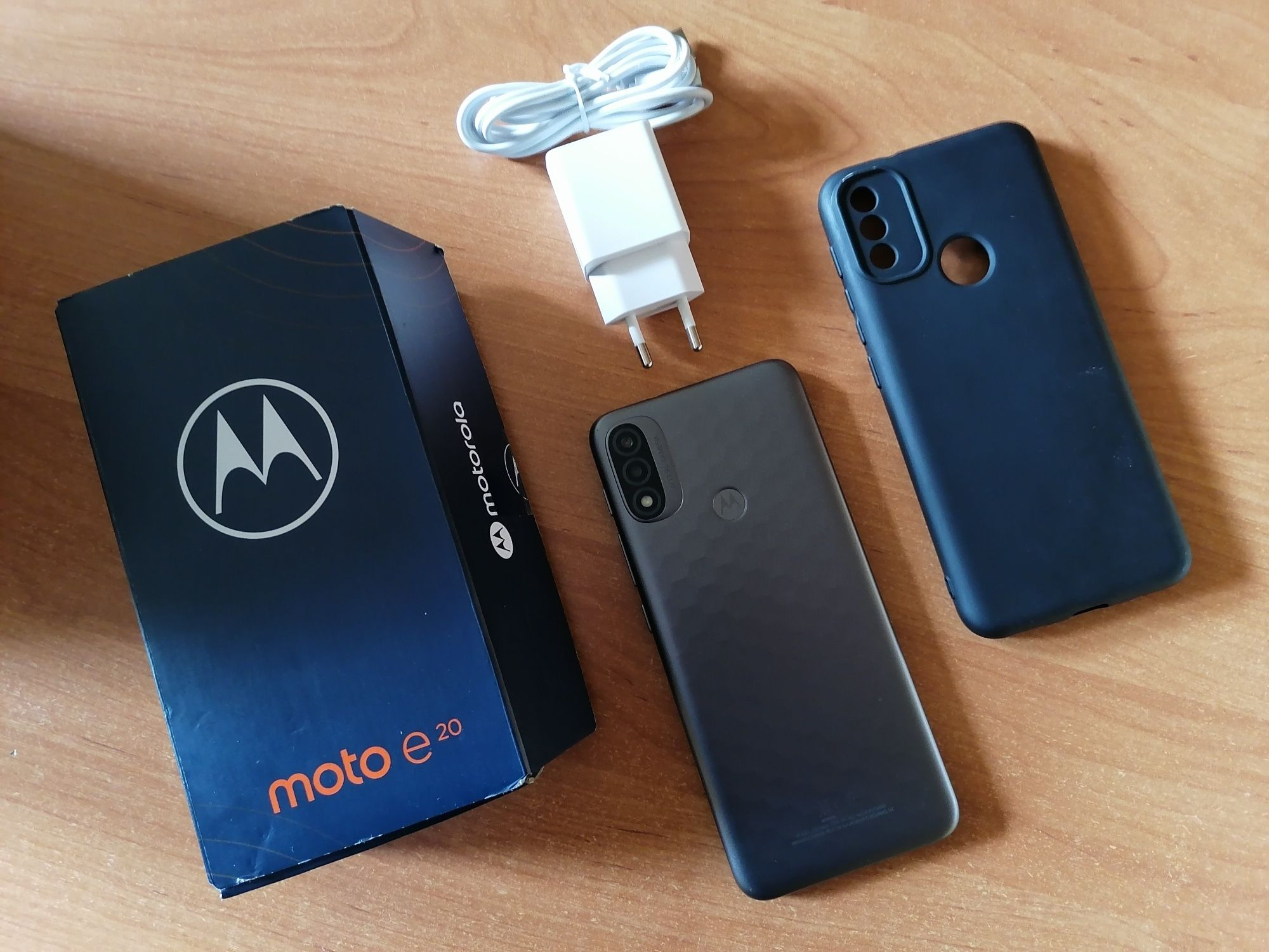 Motorola e20 z Ekranem 6,5 Cala i Pamięcią 32/2GB + Etui GRATIS