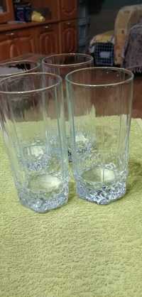 Скляні стакани для напоїв.