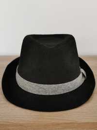 Chapéu de aba curta de cor preto