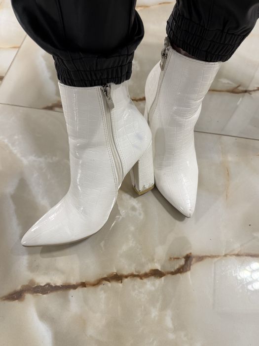 Używane białe botki