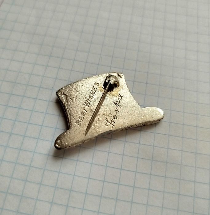 Вінтажна брошка циліндр Френкі Воуна Frankie Vaughan bowler hat brooch
