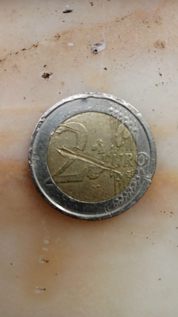 Moeda de 2 euros rara com defeitos de fabrica  ano 2002