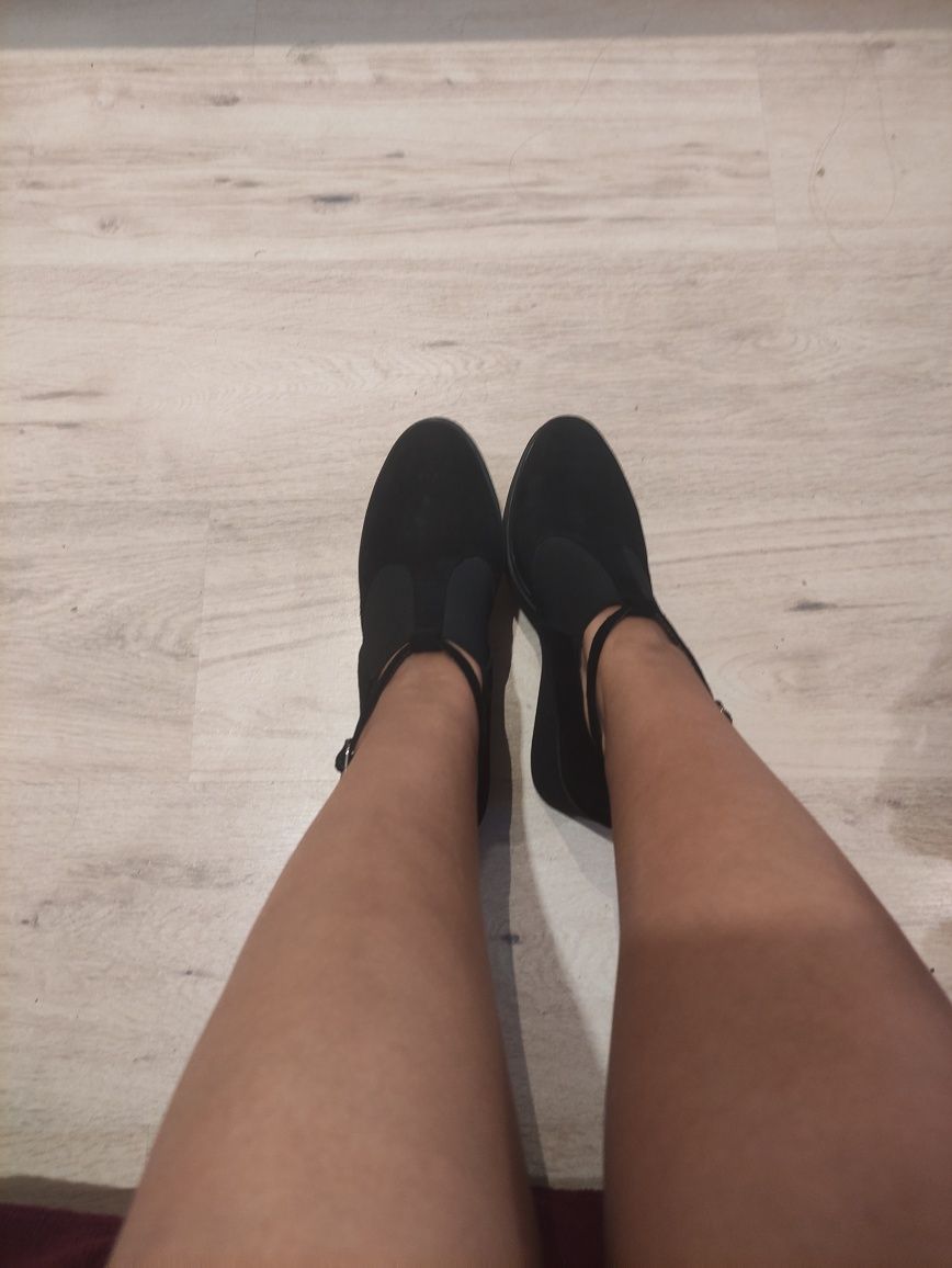 Buty na koturnie z naturalnego zamszu