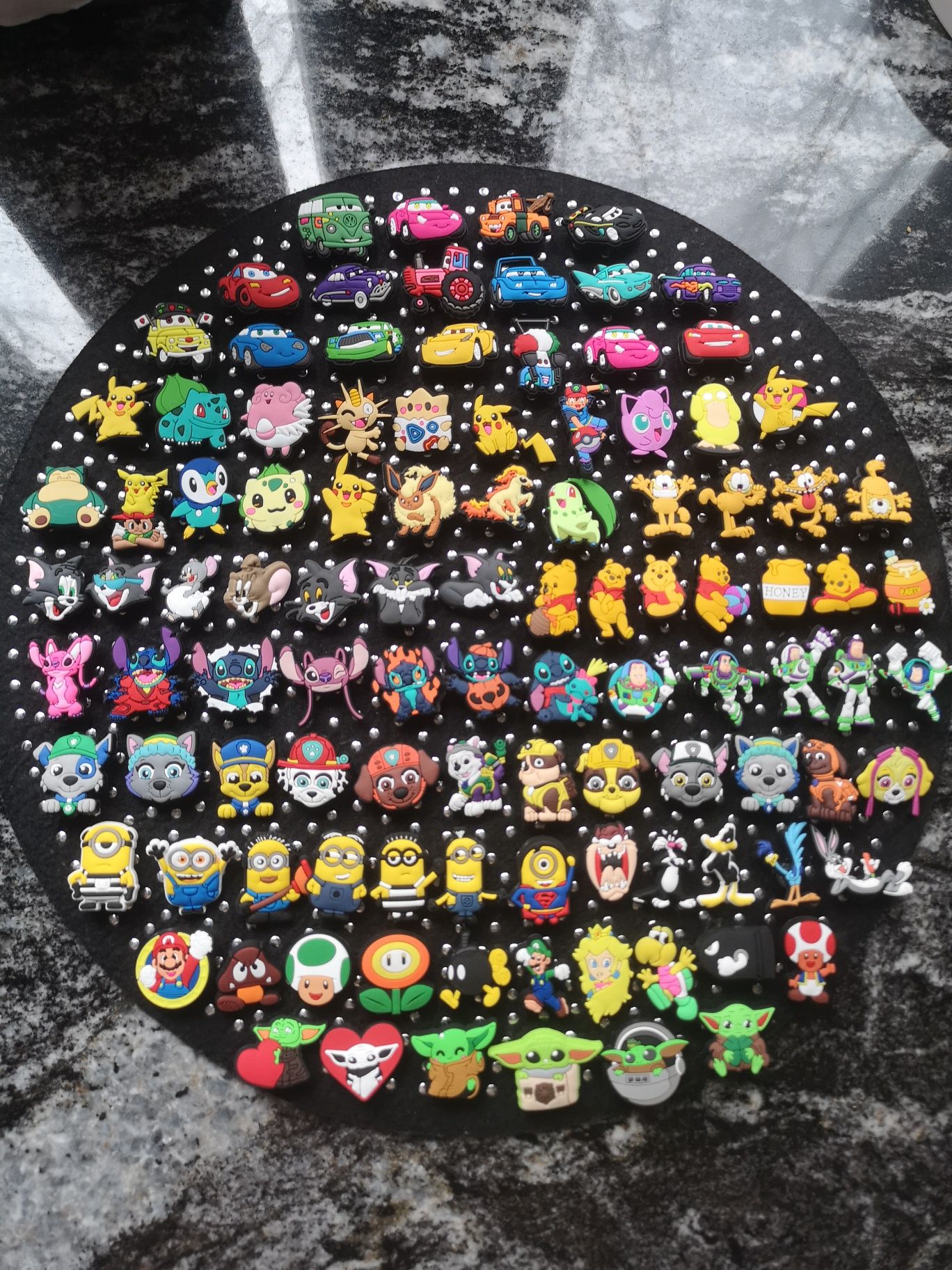 105 przypinek do Crocs Auta Pokemon Mario Stitch Minionki Psi Patrol