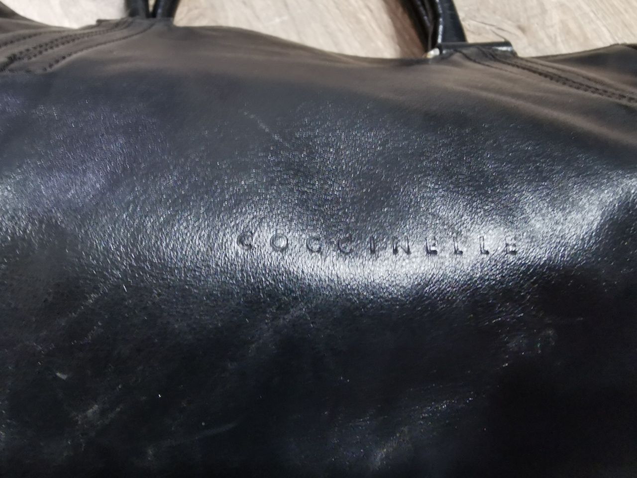 Продам кожаную сумку Coccinelle made in Italy