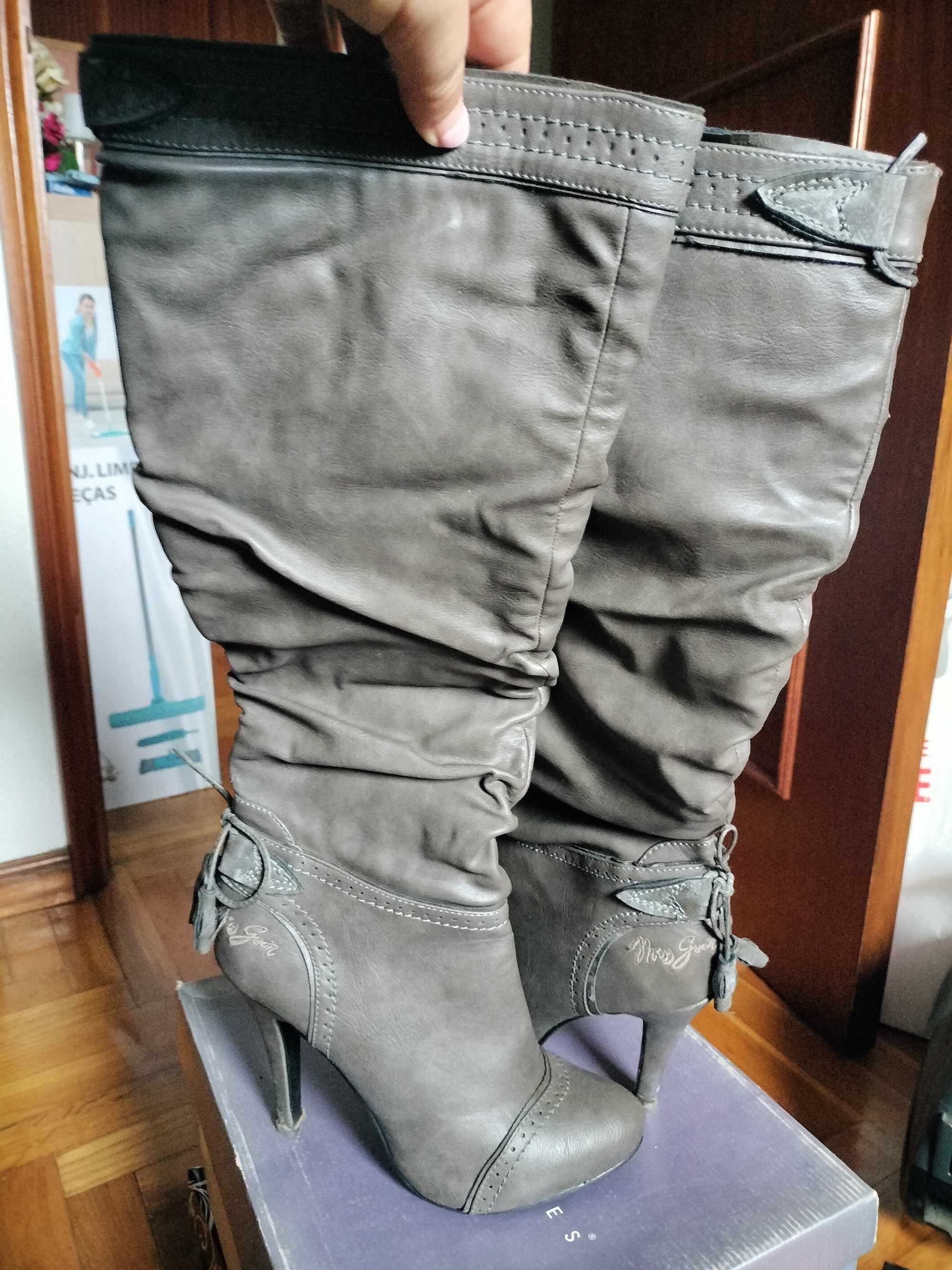 Botas cinzentas altas