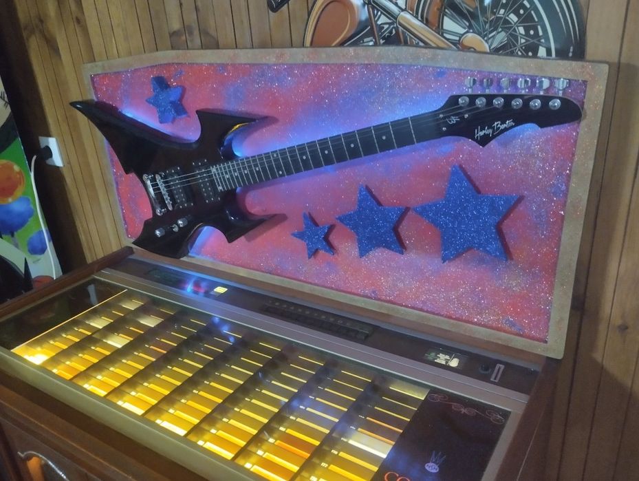 Jukebox de vinil a funcionar perfeitamente.
Tem 80 discos, com 160 mús