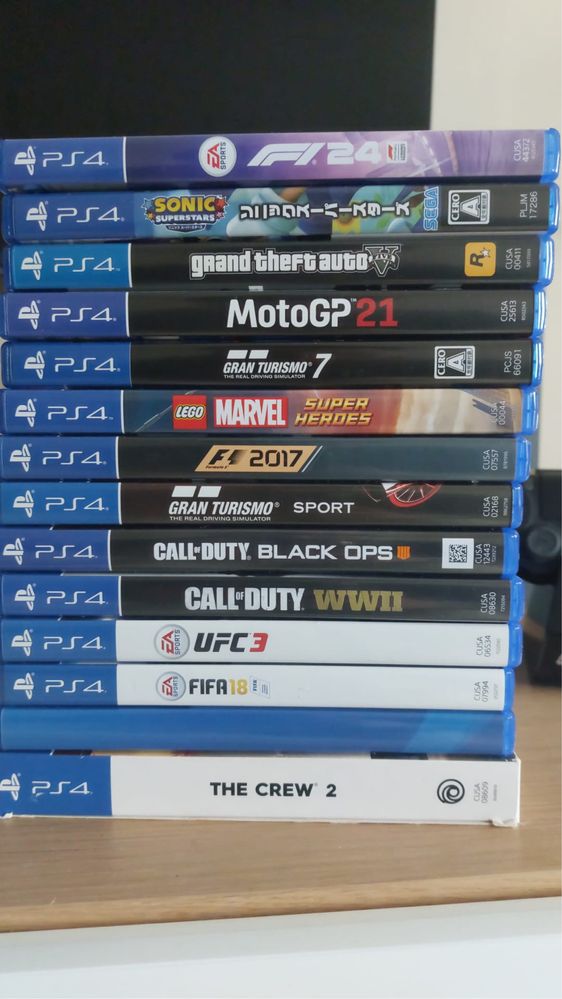 PS4 (c/jogos e 2 comandos)