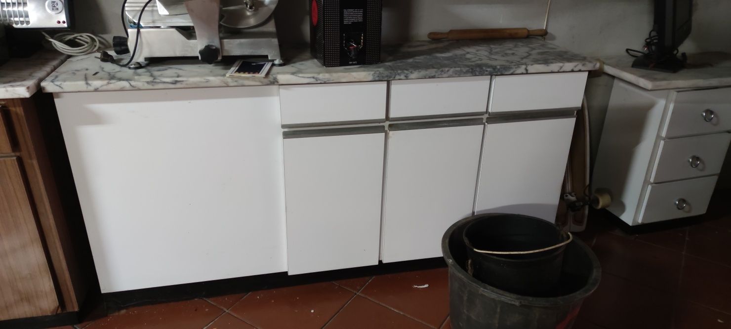 Móveis de cozinha vários.