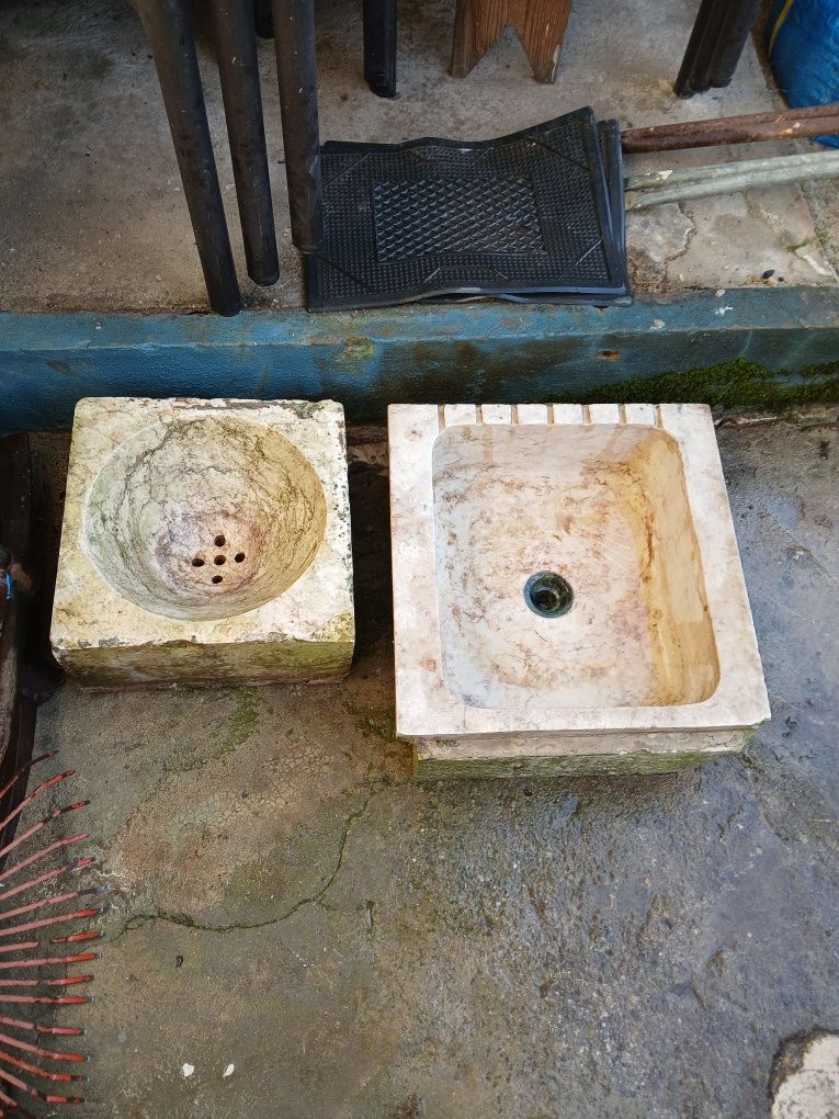 Vendo 2 Pias em pedra...