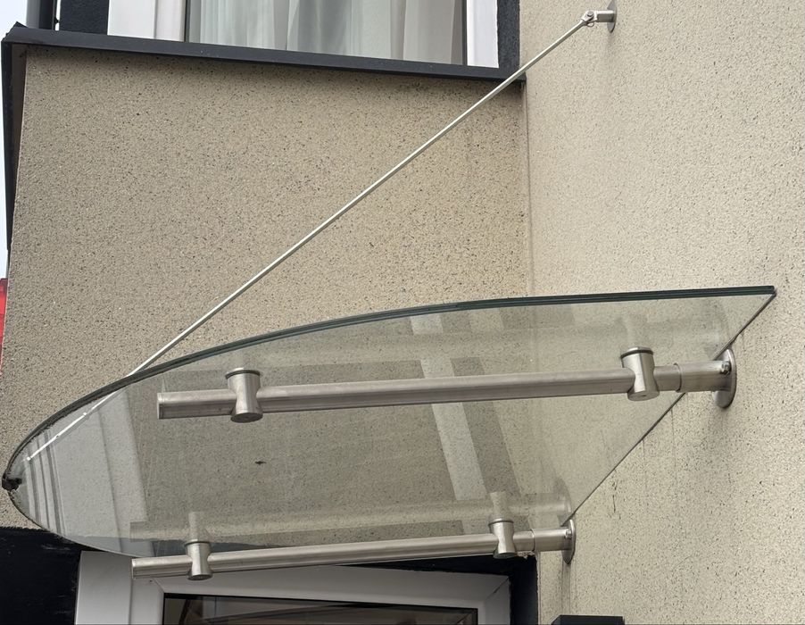 Szklane zadaszenie nad wejscie domu