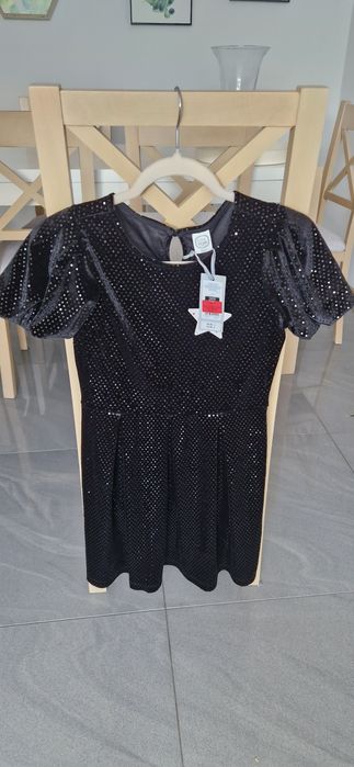 Sukienka czarna z firmy Smyk 152 cm