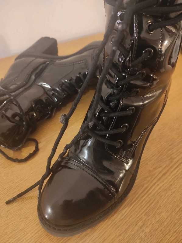 Lakierowane botki Deichmann