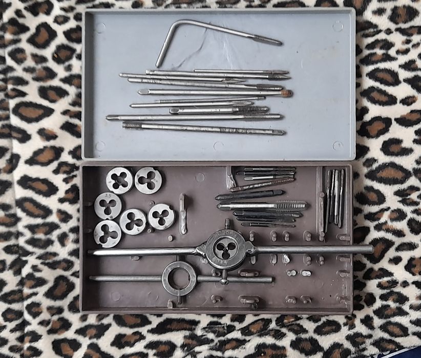 Набор метчиков,плашек.РИС-1.Сделано в ссср.