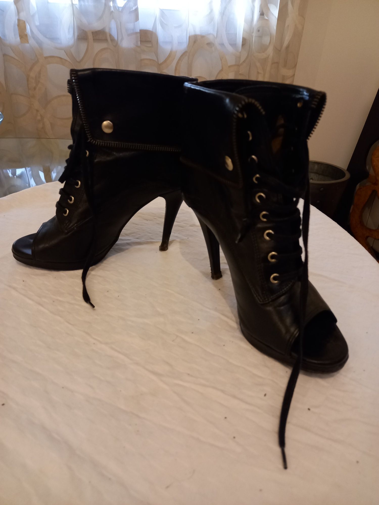 Botas cano curto, abertas á frente