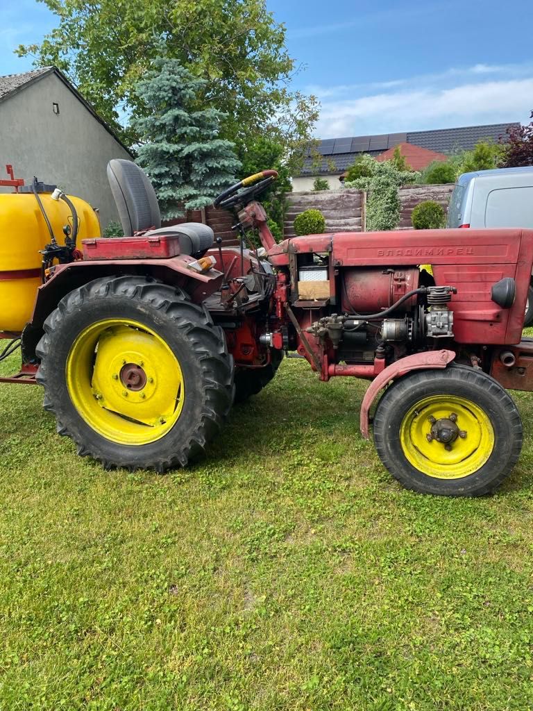 Traktor Władimiriec T-25 plus opryskiwacz