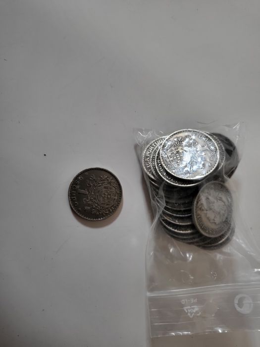 Varias notas e moedas