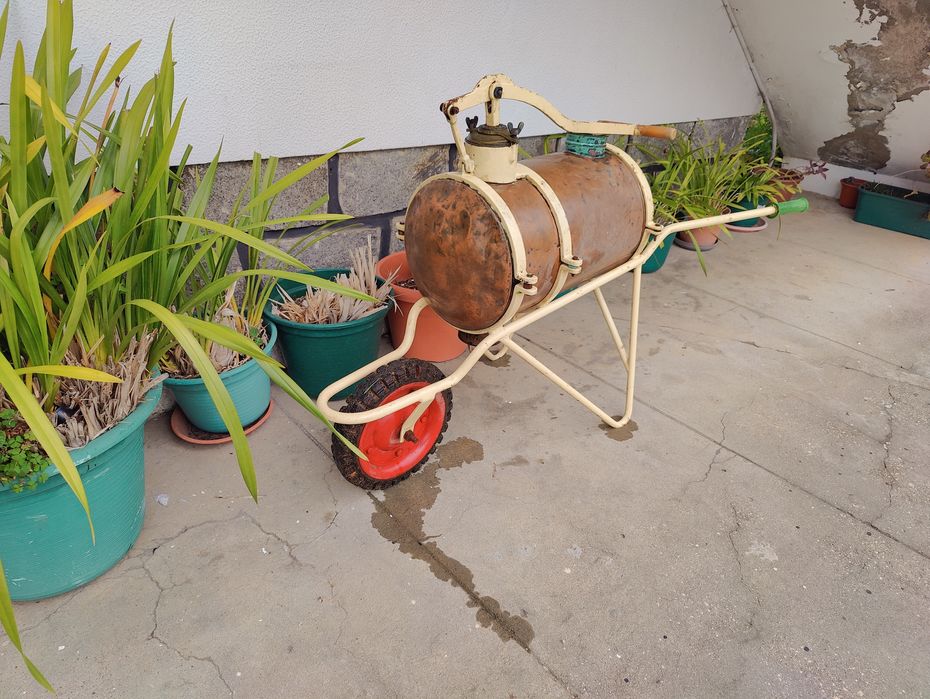 Pulverizador Antigo com Rodas – Raro / Decorativo / Colecionismo

Vend