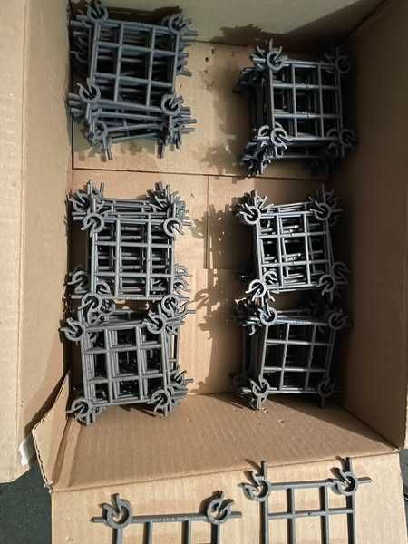 Dystanse, strzemiona do zbrojenia słupków ogrodzeniowych