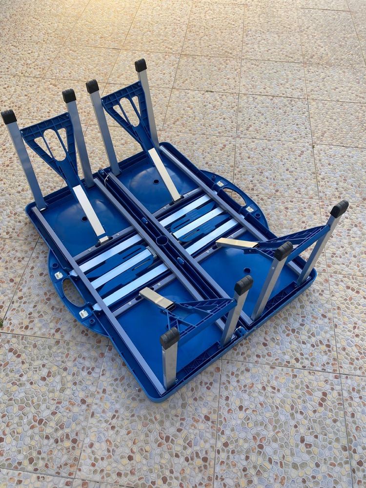 Conjunto de mesa e cadeiras portatil