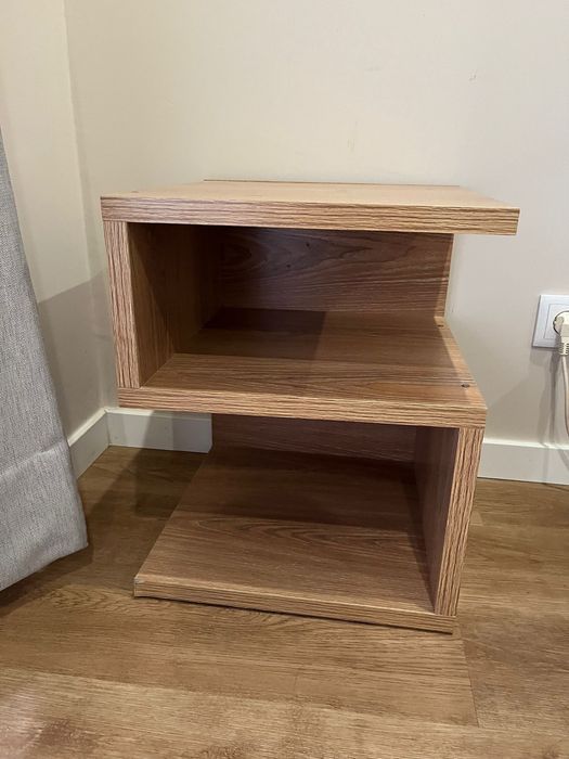 Cama, colchão e mesa de cabeceira