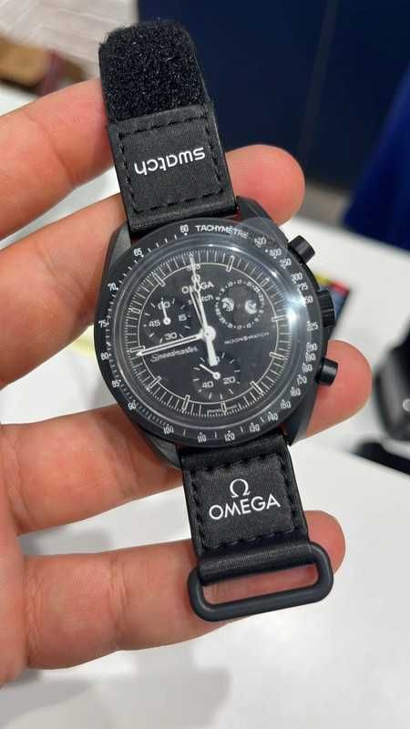 Omega Swatch Snoopy SO33B700 Czarna Dziura Światła