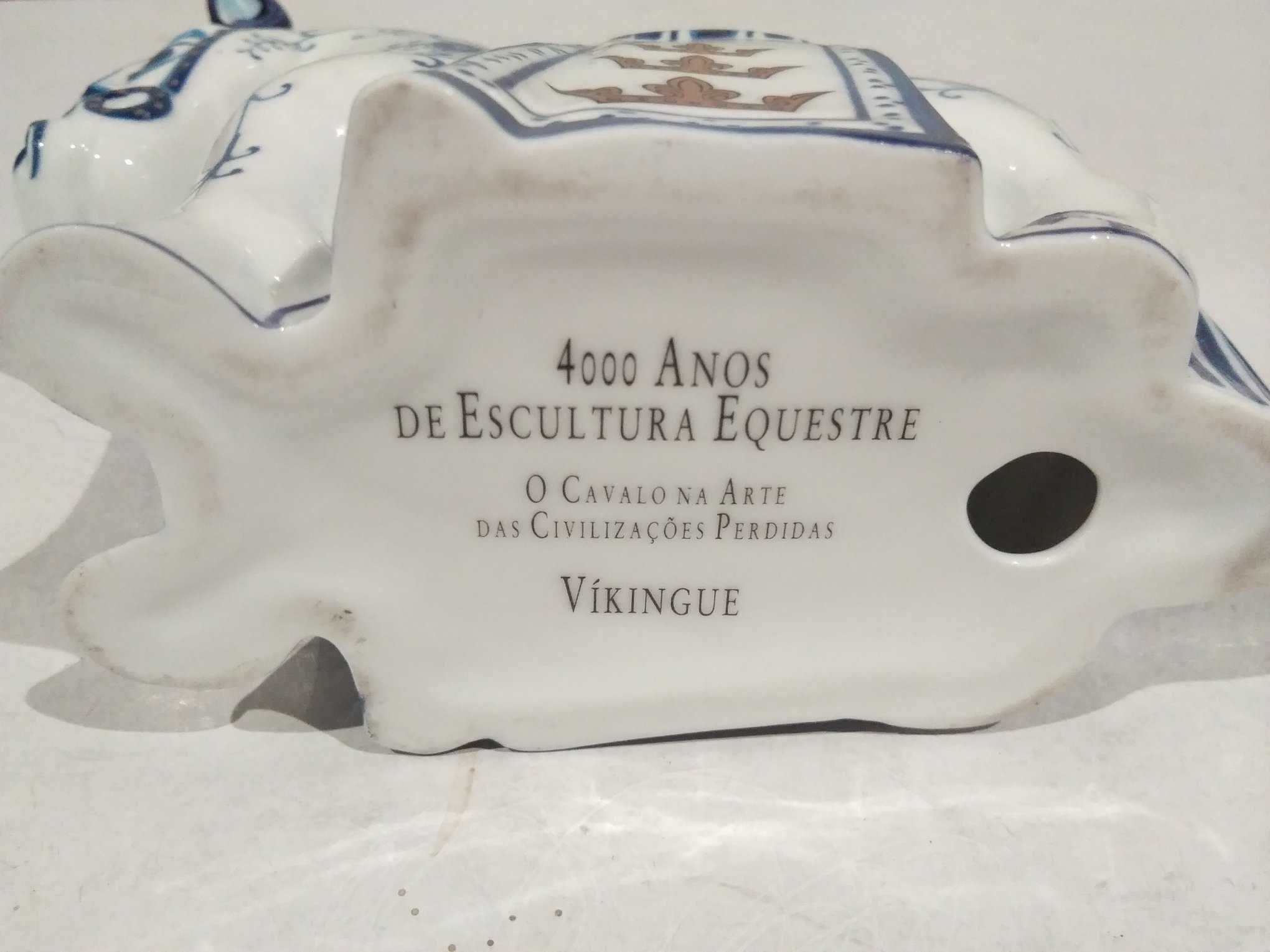 Figura de cavalo Viking em porcelana