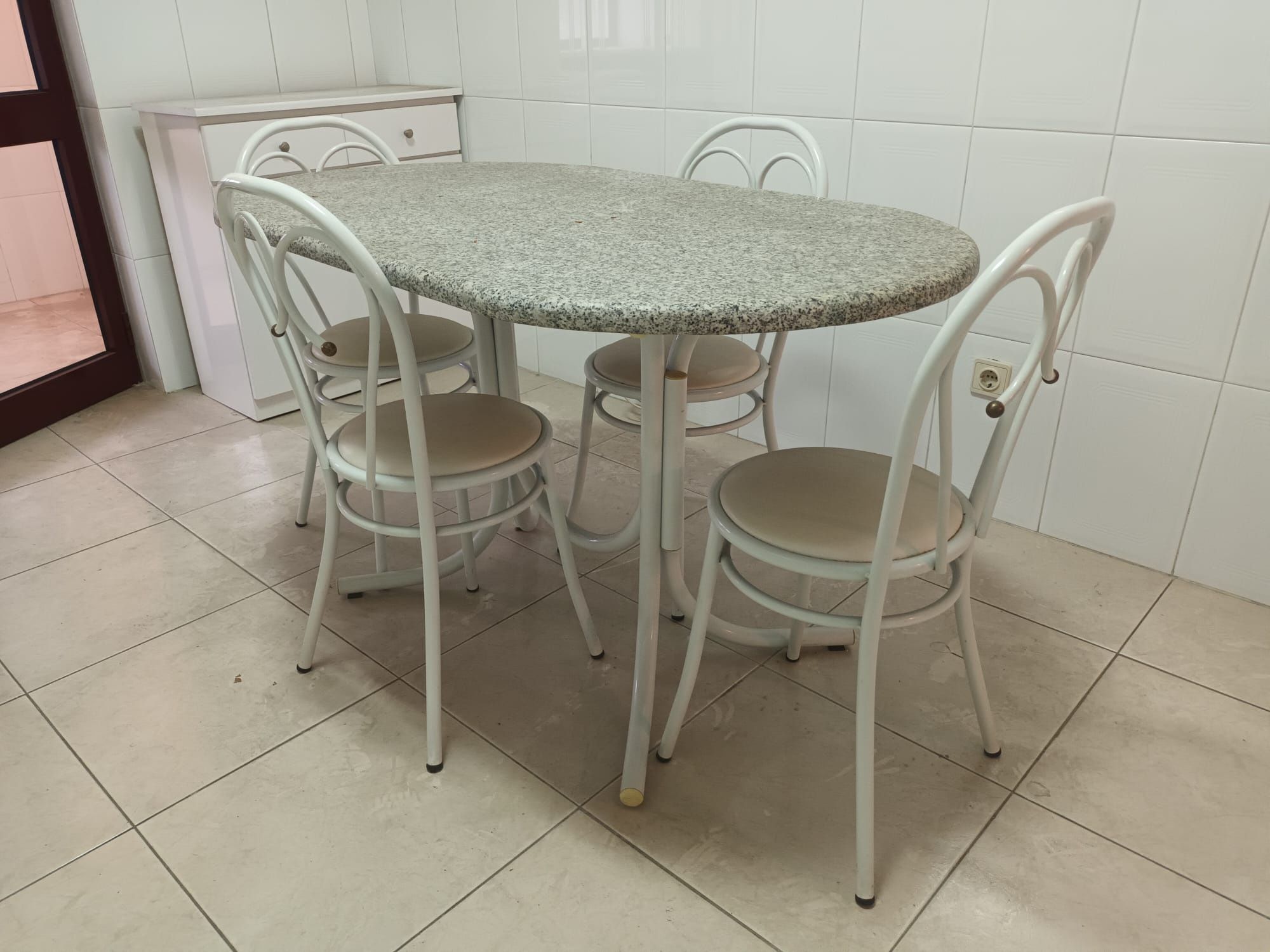 Mesa cozinha com 4 cadeiras
