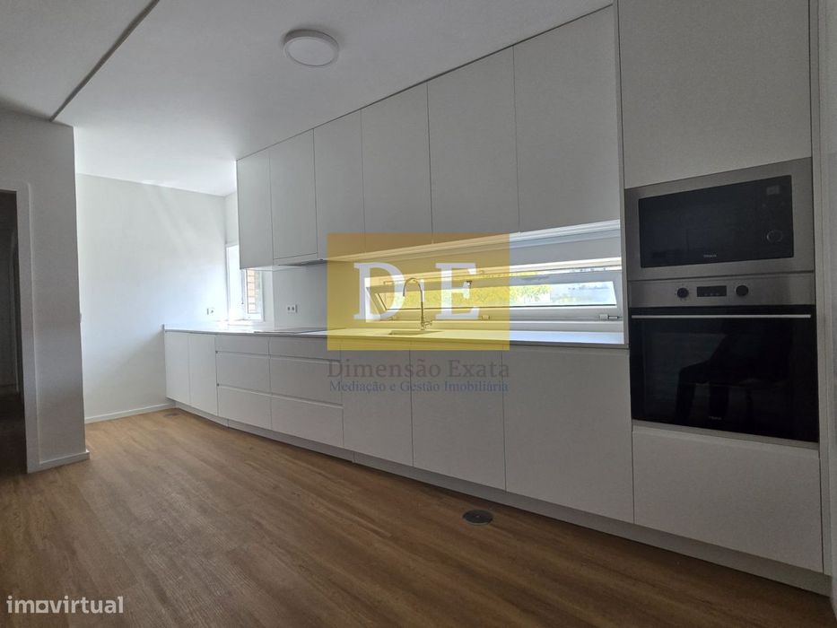 Apartamento T4 em Zona Central da Sª da Hora Junto à Estação do M