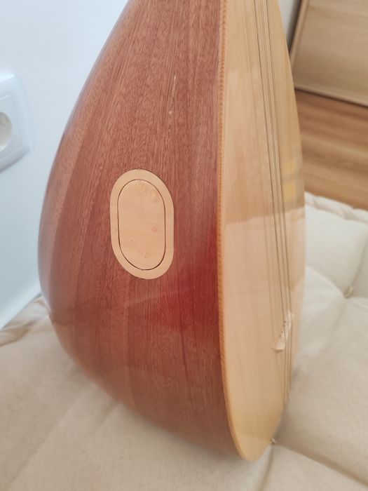 Instrumento turco saz baglama