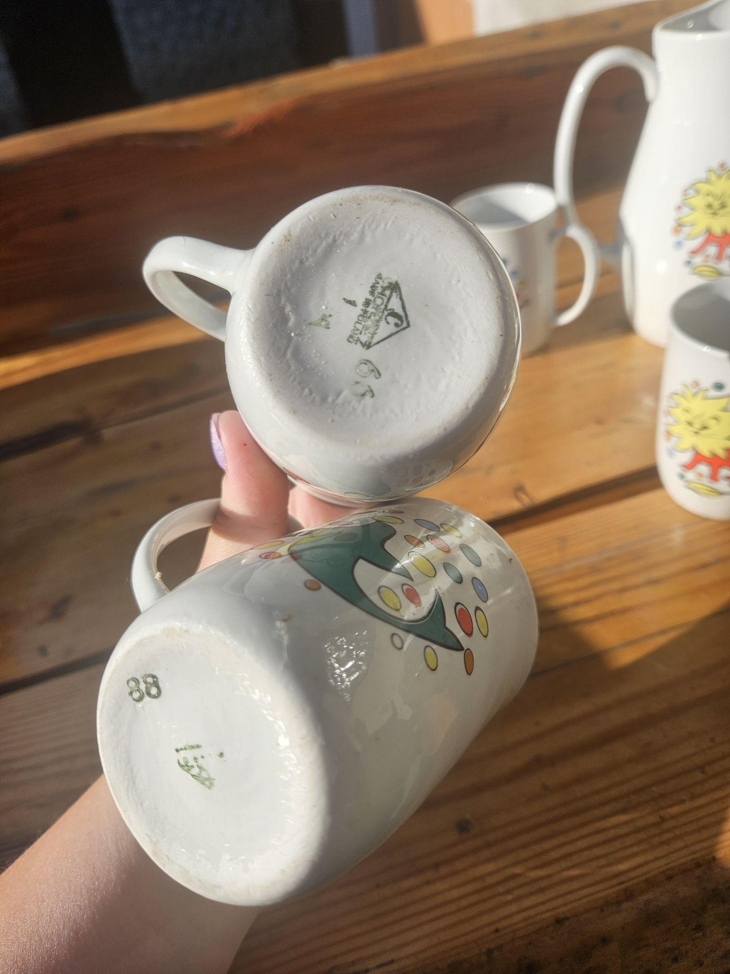 Porcelana Chodzież motyw cyrkowy dzbanek na mleko plus kubki PRL i