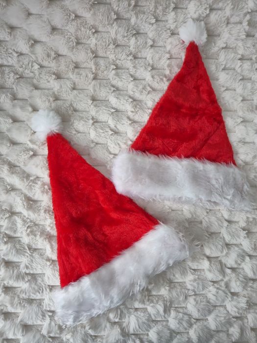 Dwie, nowe czapki Mikołaja