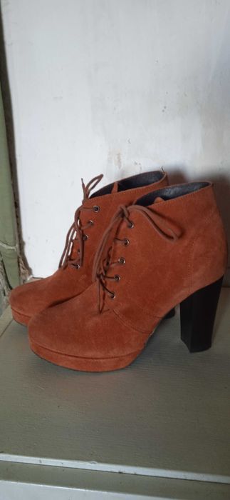 Как новые 100% натуральные ( замш и внутри кожа) ботиночкир. 38