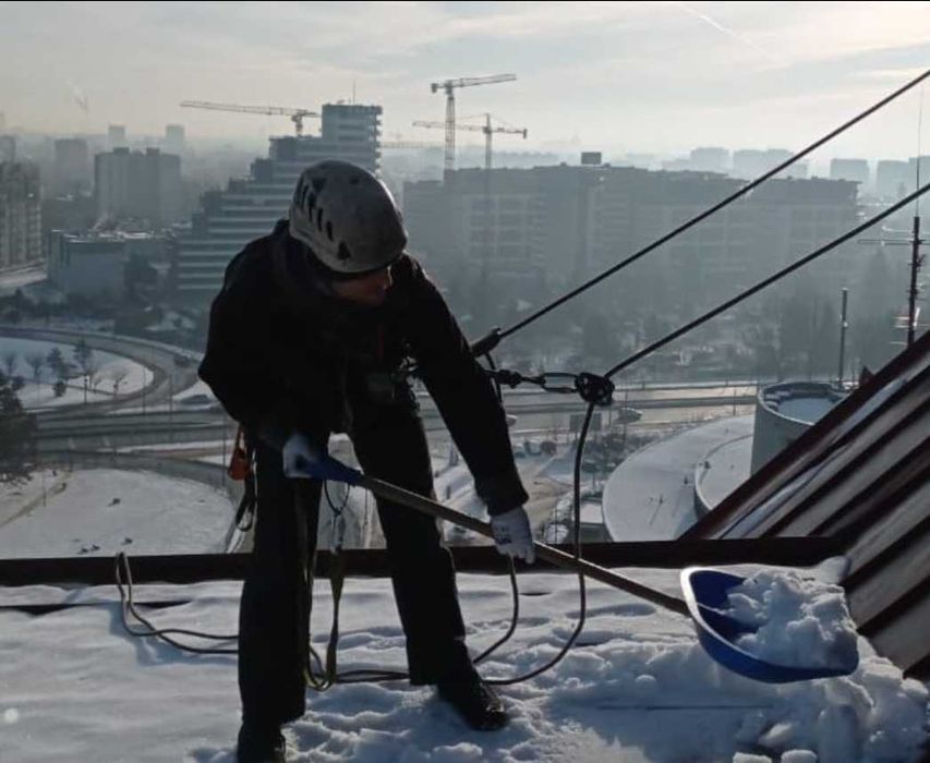 Profesjonalne odśnieżanie dachów, usuwanie sopli i montaż śniegołapów.