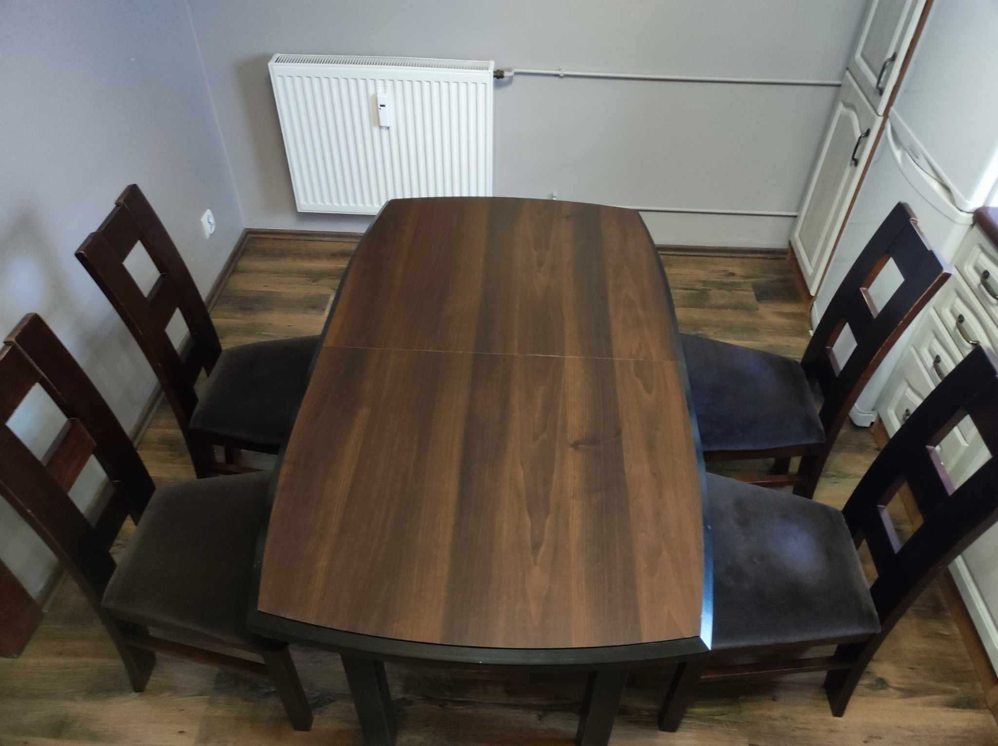 Stół kuchenny rozkładany z 4 krzesłami.