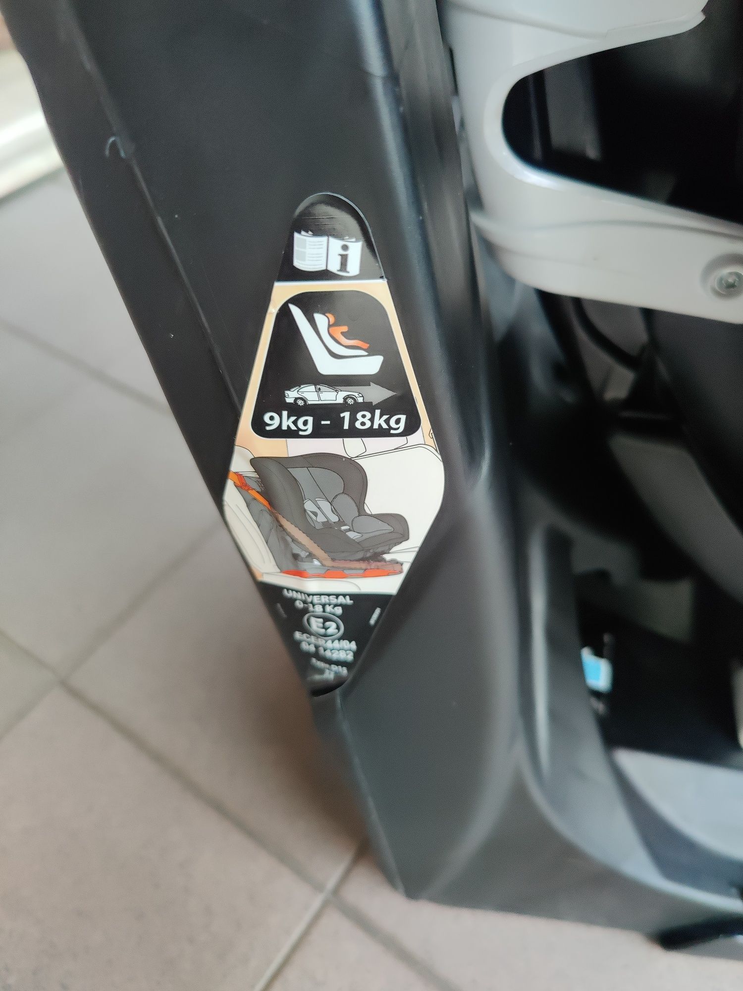Cadeirinha auto bebe/criança rotativa universal.
É usado em bom estado