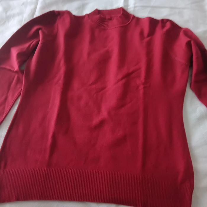 Vendo diversos casacos e camisolas