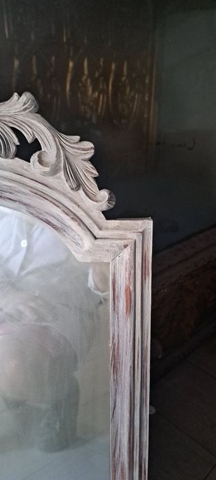 Espelho com moldura de madeira