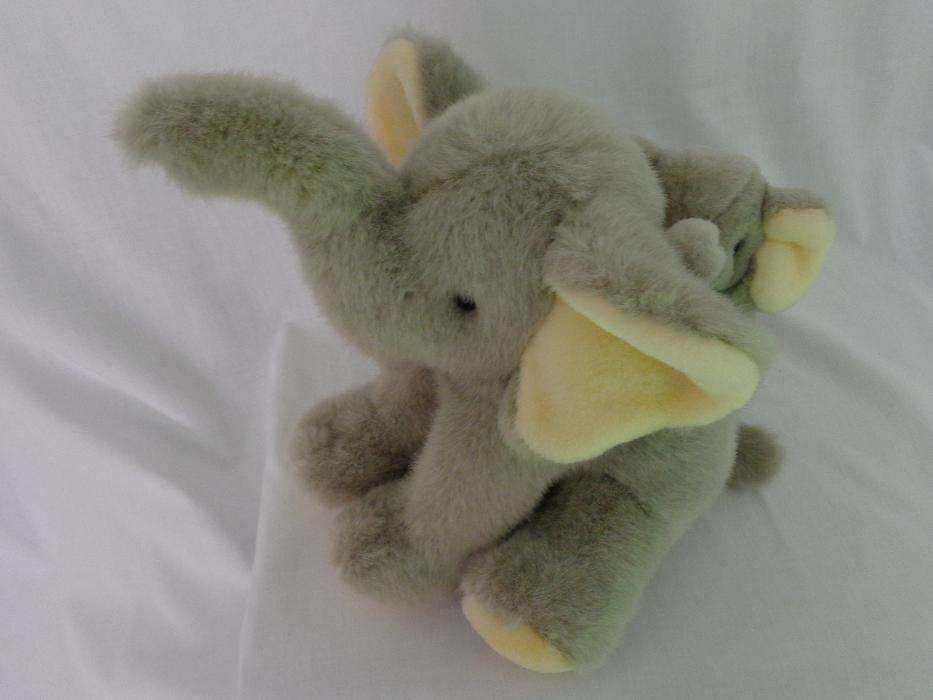 Elefante com filhote em peluche