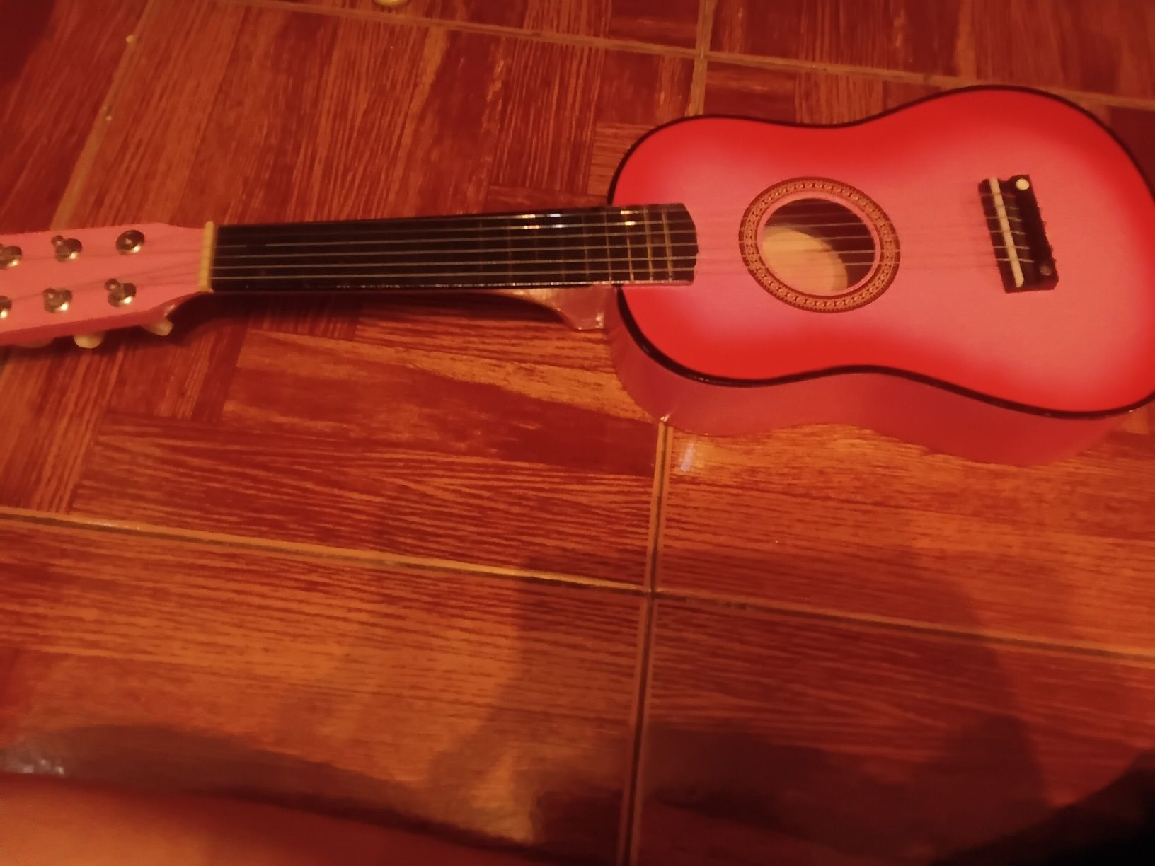 Mini guitarra cor de rosa